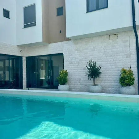 Lena Pool - 6 شقة *