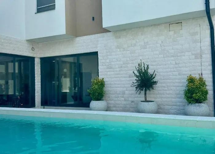 Lena Pool - 6 شقة *